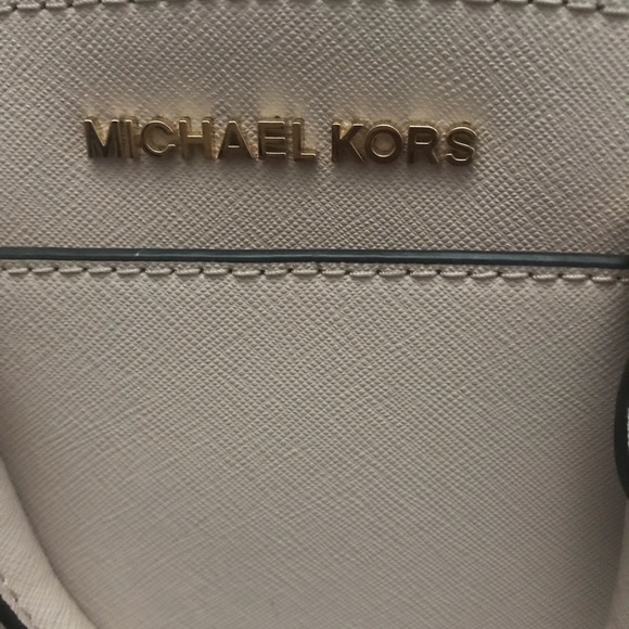❌SOLD❌ Micheal Kors pale pink small dome purse - Picture 3 of 5